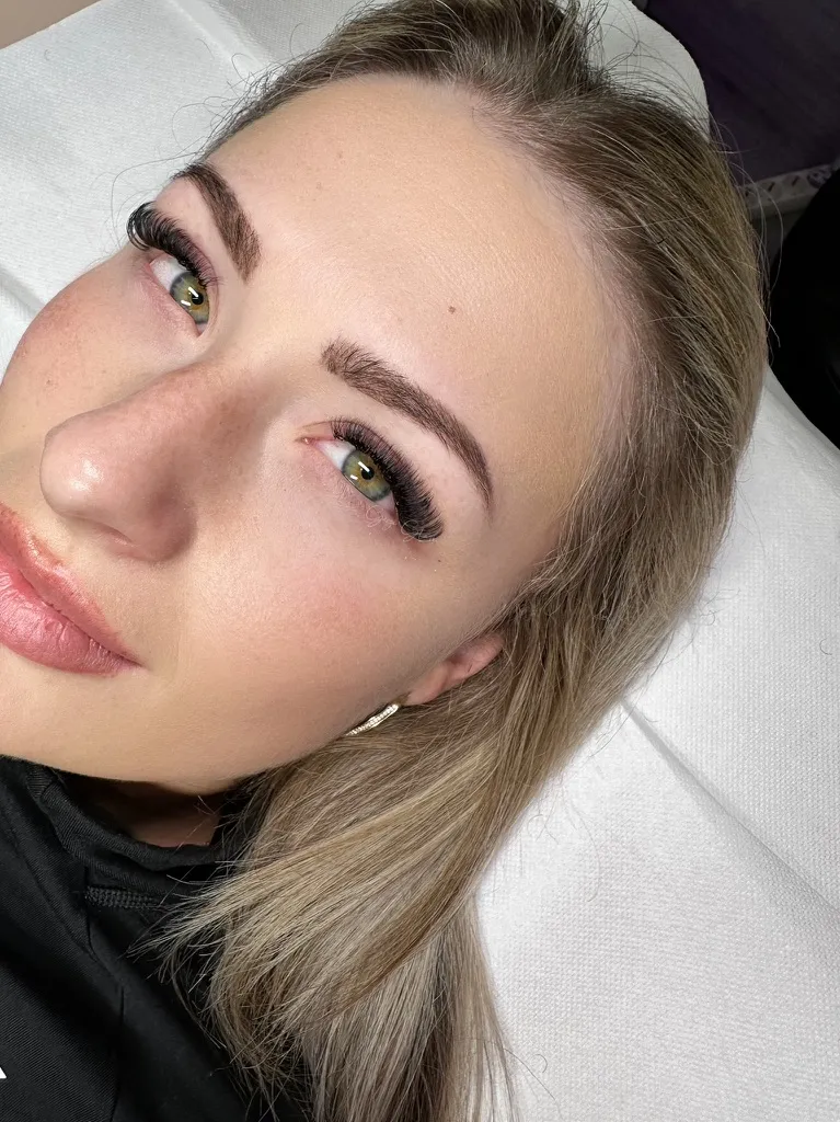 Close-up van wimperextensions bij een klant